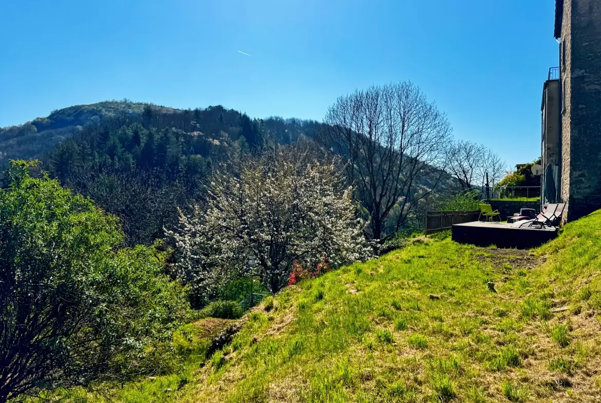 Maison atypique avec terrasse et vue montagne à Antraigues-sur-Volane 