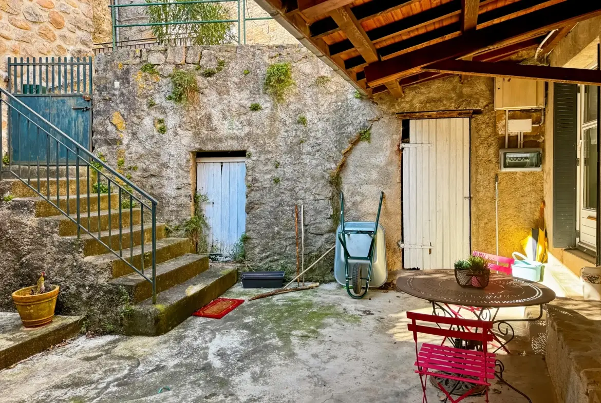 Maison atypique avec terrasse et vue montagne à Antraigues-sur-Volane 