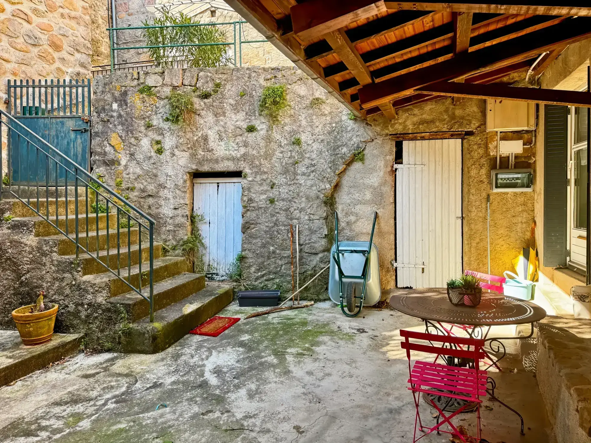 Maison atypique avec terrasse et vue montagne à Antraigues-sur-Volane 