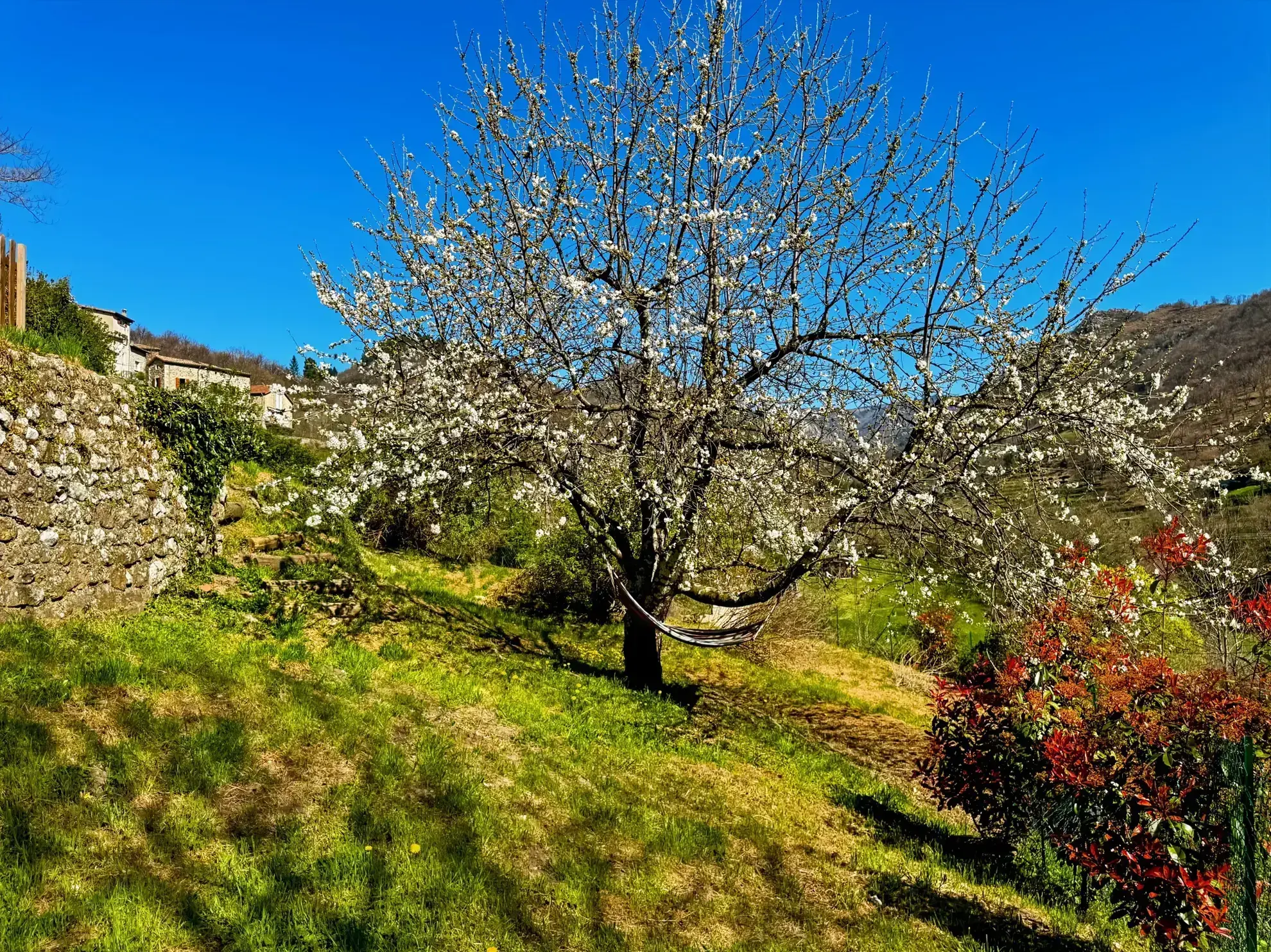 Maison atypique avec terrasse et vue montagne à Antraigues-sur-Volane 