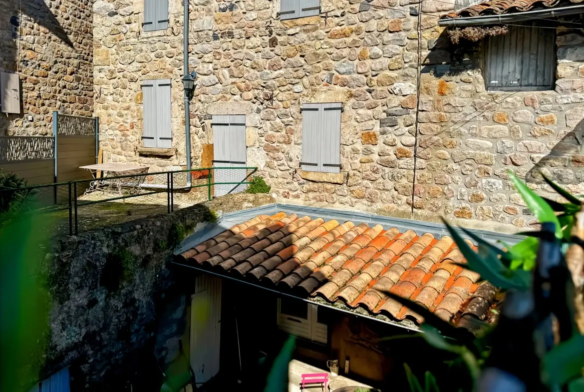 Maison atypique avec terrasse et vue montagne à Antraigues-sur-Volane 