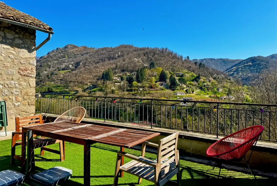 Maison atypique avec terrasse et vue montagne à Antraigues-sur-Volane 