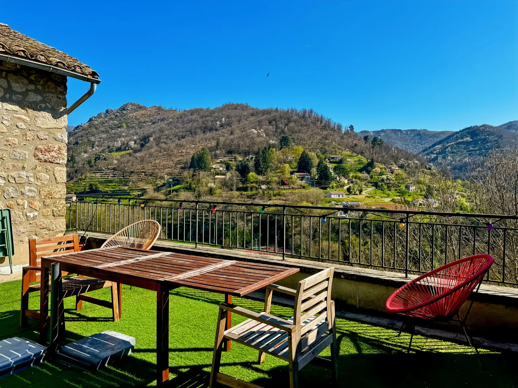 Maison atypique avec terrasse et vue montagne à Antraigues-sur-Volane 