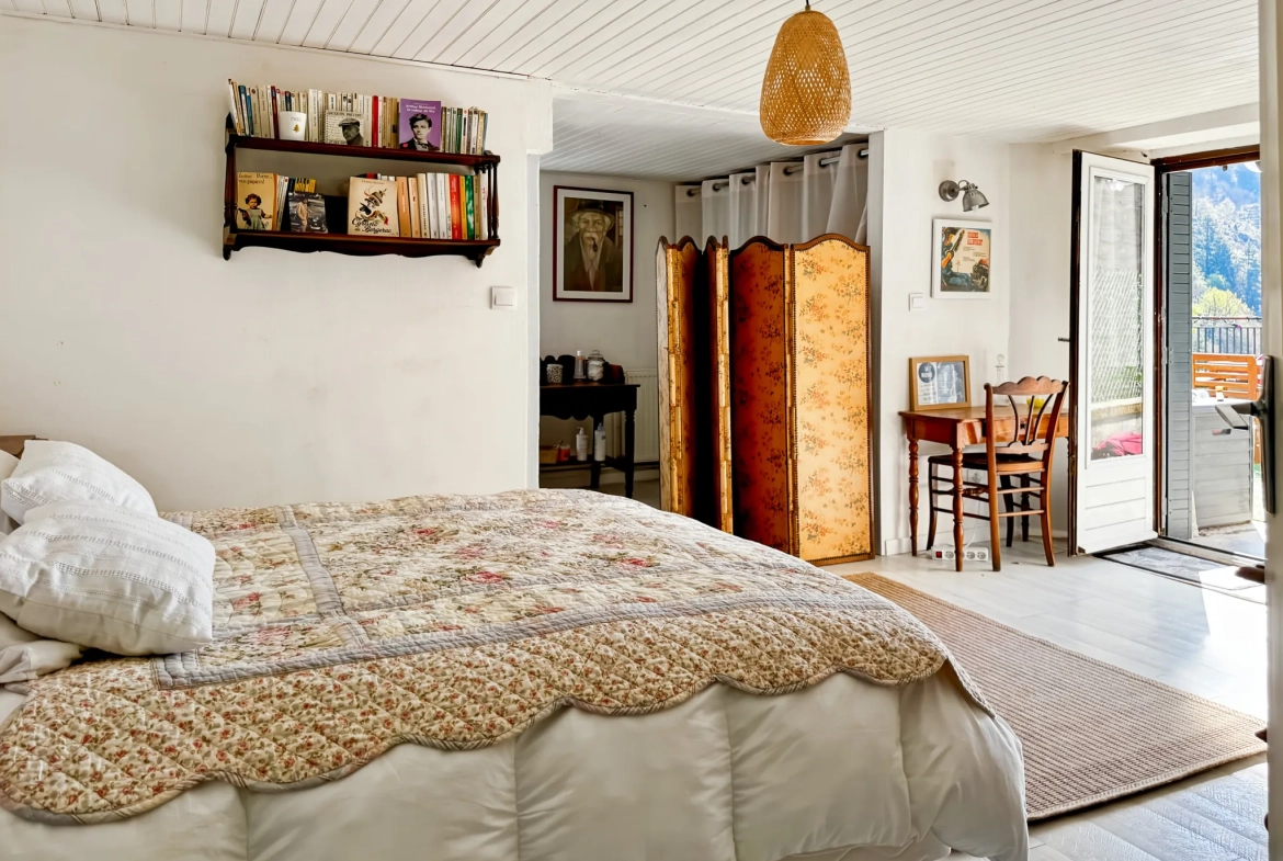 Maison atypique avec terrasse et vue montagne à Antraigues-sur-Volane 