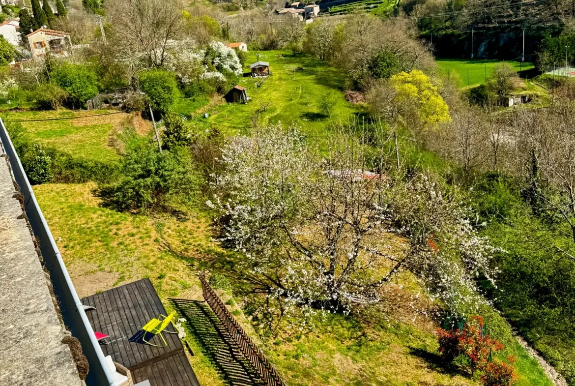 Maison atypique avec terrasse et vue montagne à Antraigues-sur-Volane 