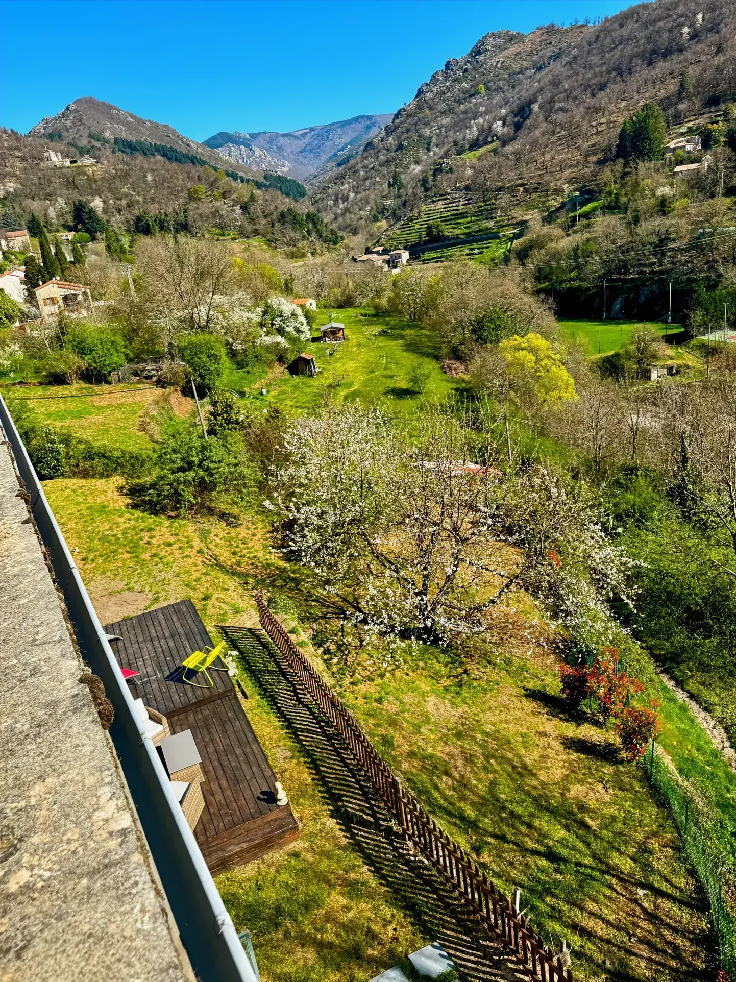 Maison atypique avec terrasse et vue montagne à Antraigues-sur-Volane 