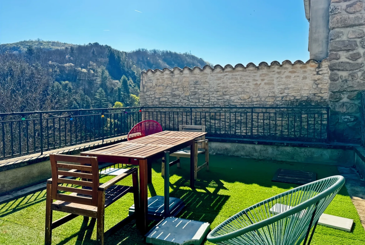 Maison atypique avec terrasse et vue montagne à Antraigues-sur-Volane 