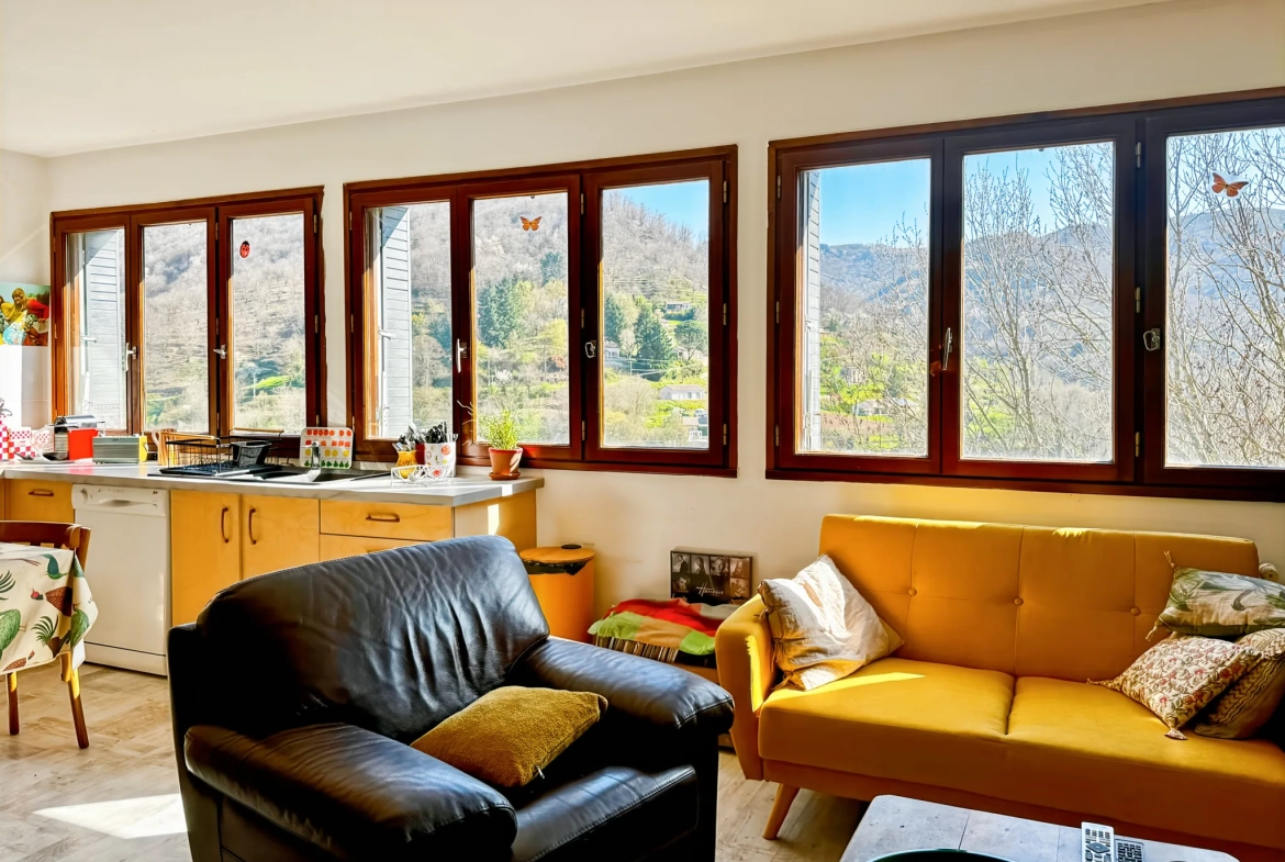 Maison atypique avec terrasse et vue montagne à Antraigues-sur-Volane 