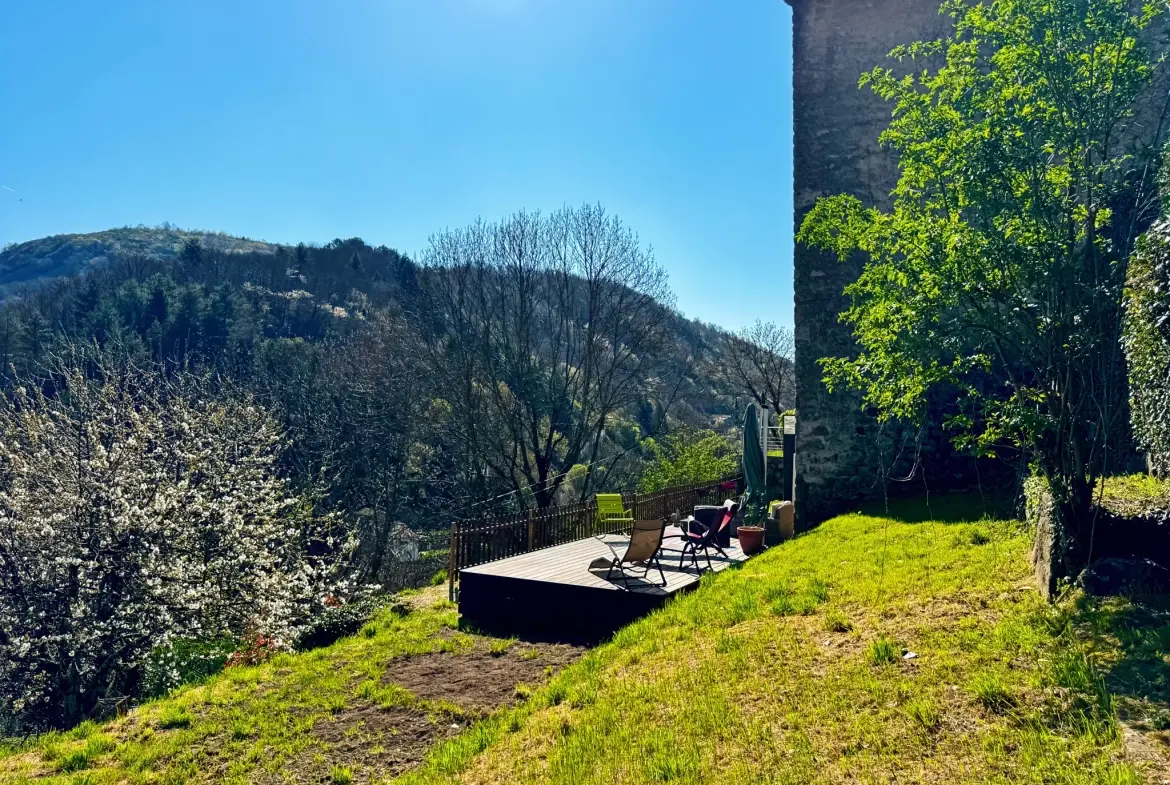 Maison atypique avec terrasse et vue montagne à Antraigues-sur-Volane 