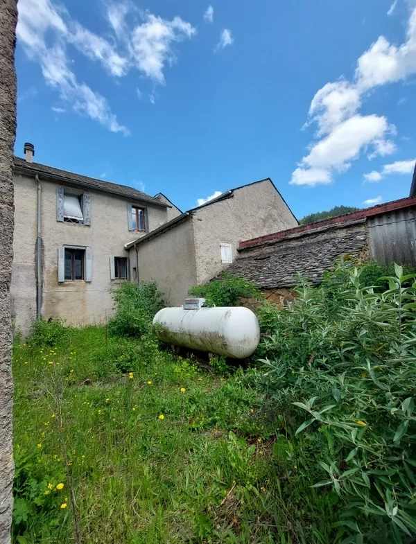 Grande villa F5 avec terrasse couverte à Mélagues, idéal pour familles 