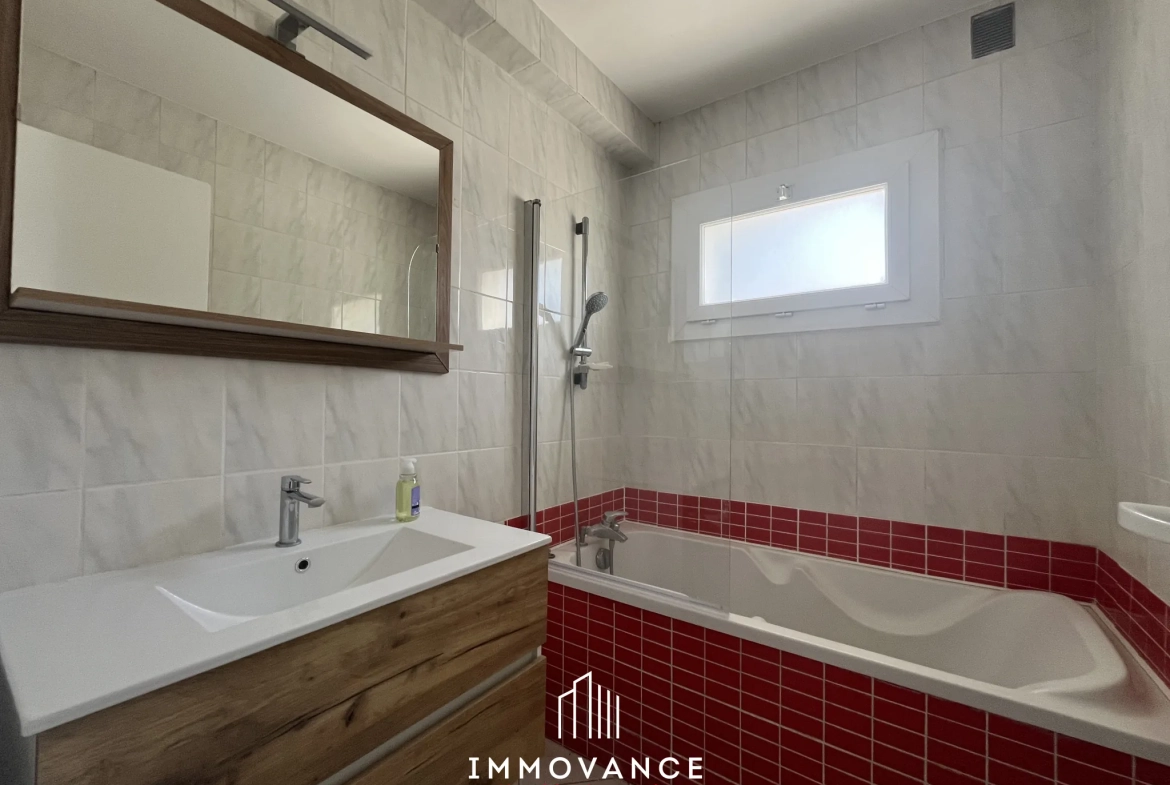 Grand appartement 75 m² traversant à Montpellier, secteur Près d'Arènes, avec terrasse et garage 