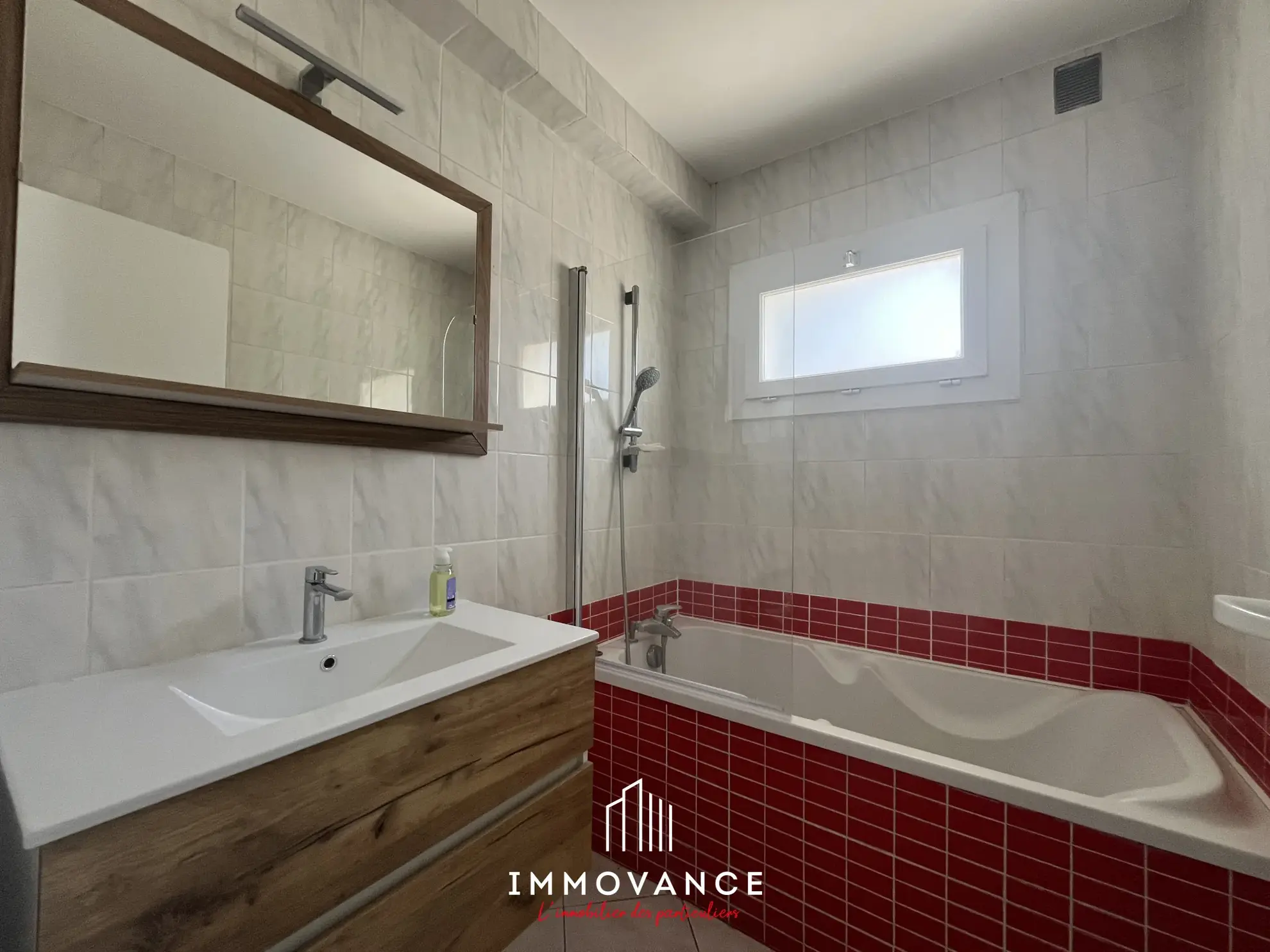 Grand appartement 75 m² traversant à Montpellier, secteur Près d'Arènes, avec terrasse et garage 