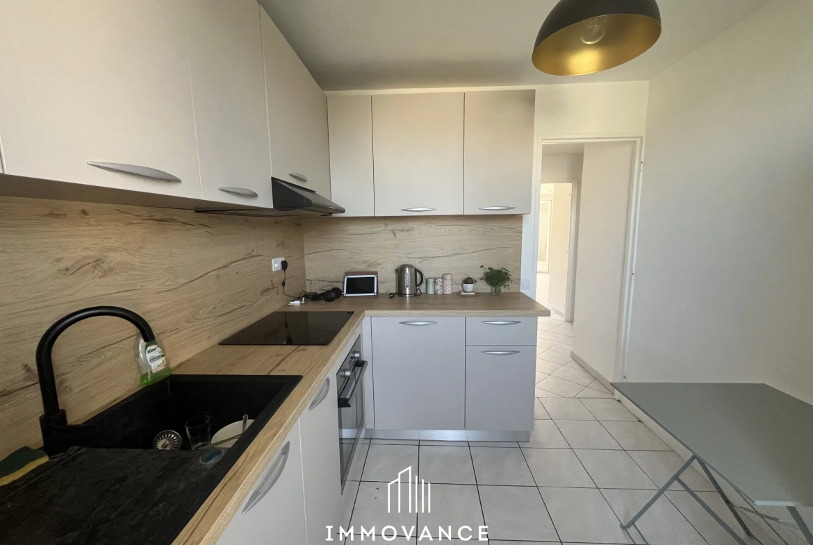Grand appartement 75 m² traversant à Montpellier, secteur Près d'Arènes, avec terrasse et garage 