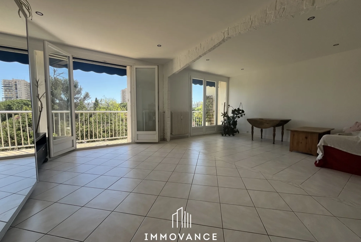Grand appartement 75 m² traversant à Montpellier, secteur Près d'Arènes, avec terrasse et garage 
