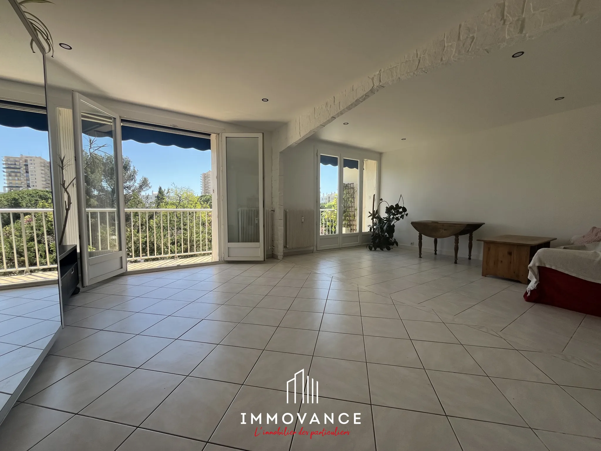 Grand appartement 75 m² traversant à Montpellier, secteur Près d'Arènes, avec terrasse et garage 