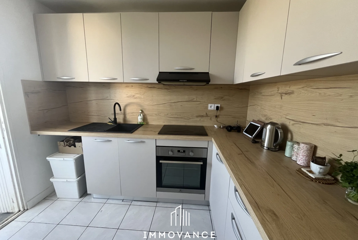 Grand appartement 75 m² traversant à Montpellier, secteur Près d'Arènes, avec terrasse et garage 