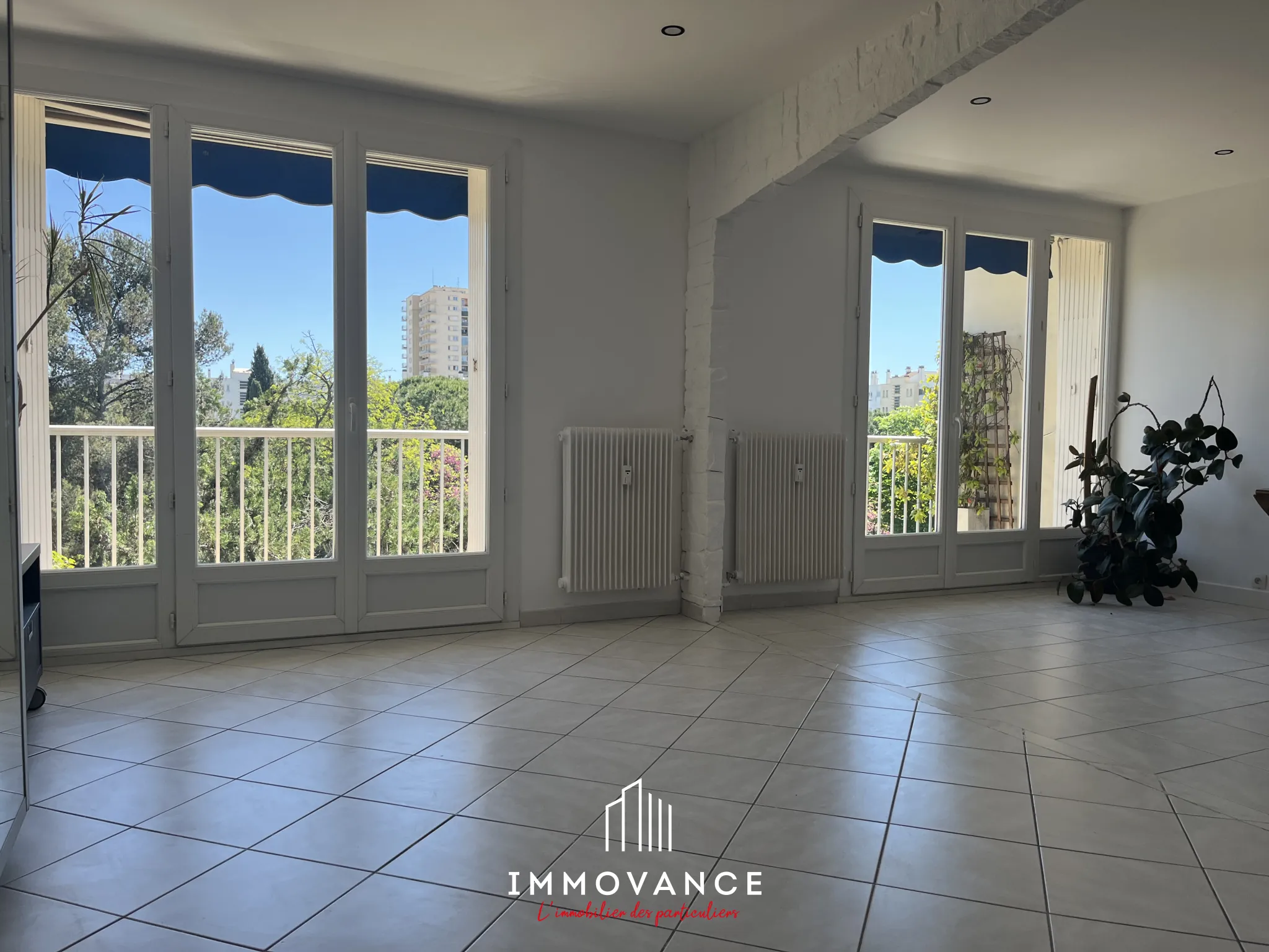 Grand appartement 75 m² traversant à Montpellier, secteur Près d'Arènes, avec terrasse et garage 