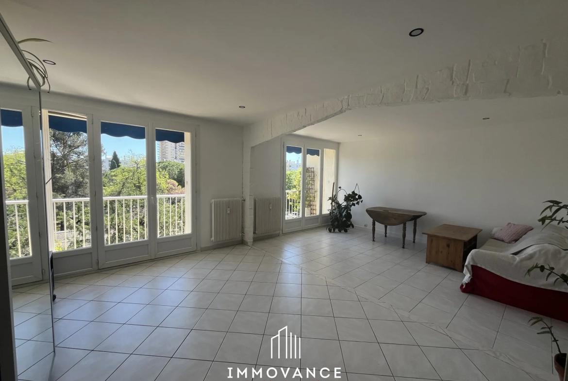 Grand appartement 75 m² traversant à Montpellier, secteur Près d'Arènes, avec terrasse et garage 