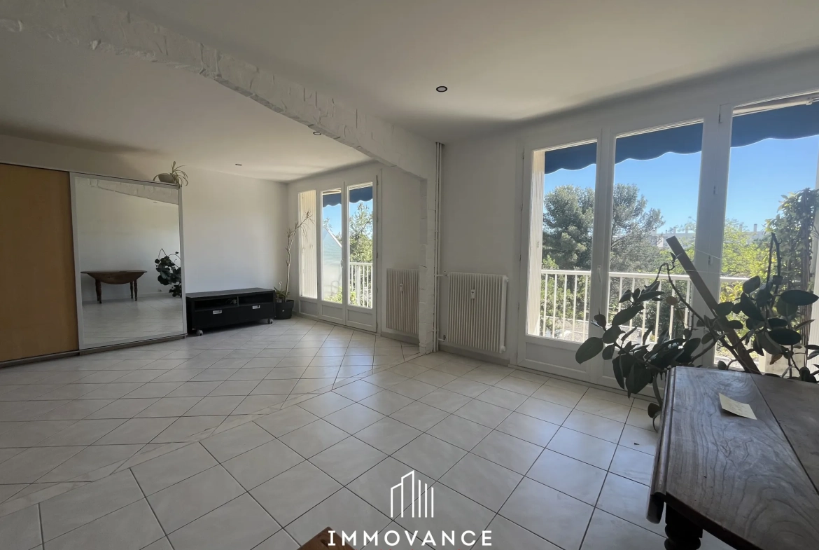 Grand appartement 75 m² traversant à Montpellier, secteur Près d'Arènes, avec terrasse et garage 