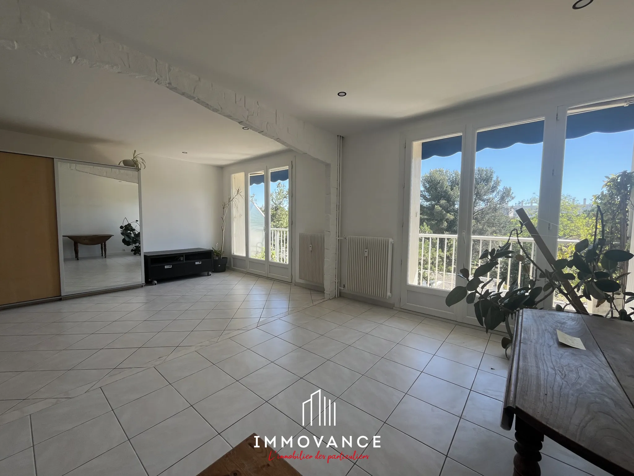 Grand appartement 75 m² traversant à Montpellier, secteur Près d'Arènes, avec terrasse et garage 