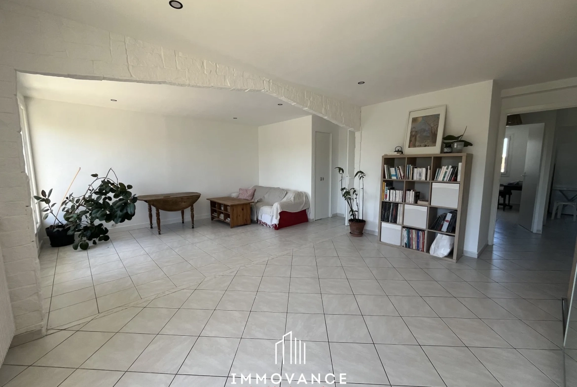 Grand appartement 75 m² traversant à Montpellier, secteur Près d'Arènes, avec terrasse et garage 