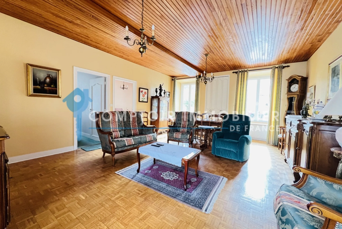 Maison en pierres avec dépendances et jardin à Auneau - 111 m² 
