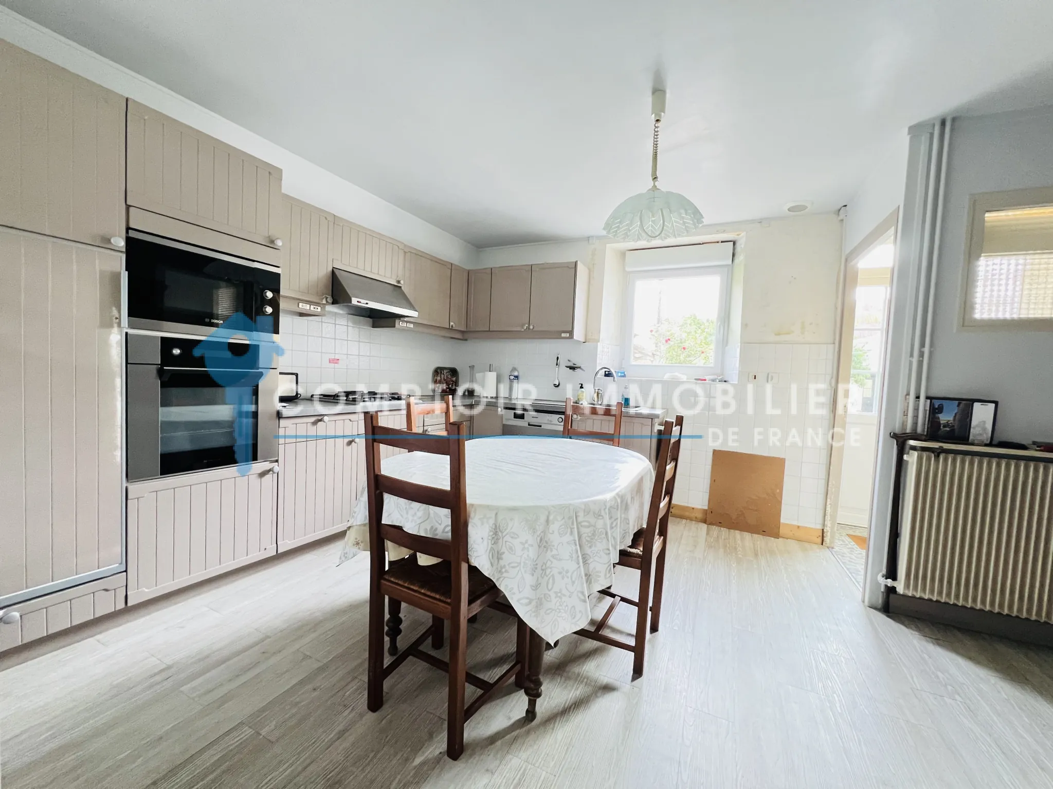 Maison en pierres avec dépendances et jardin à Auneau - 111 m² 