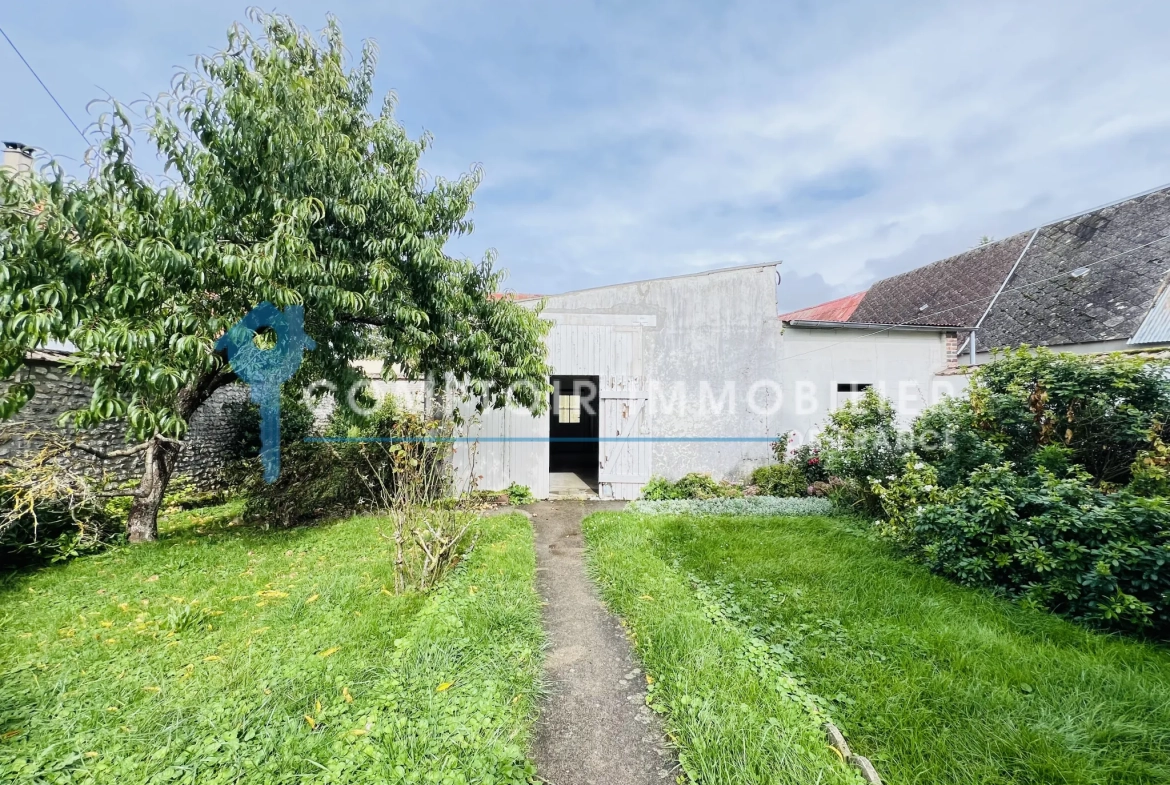 Maison en pierres avec dépendances et jardin à Auneau - 111 m² 