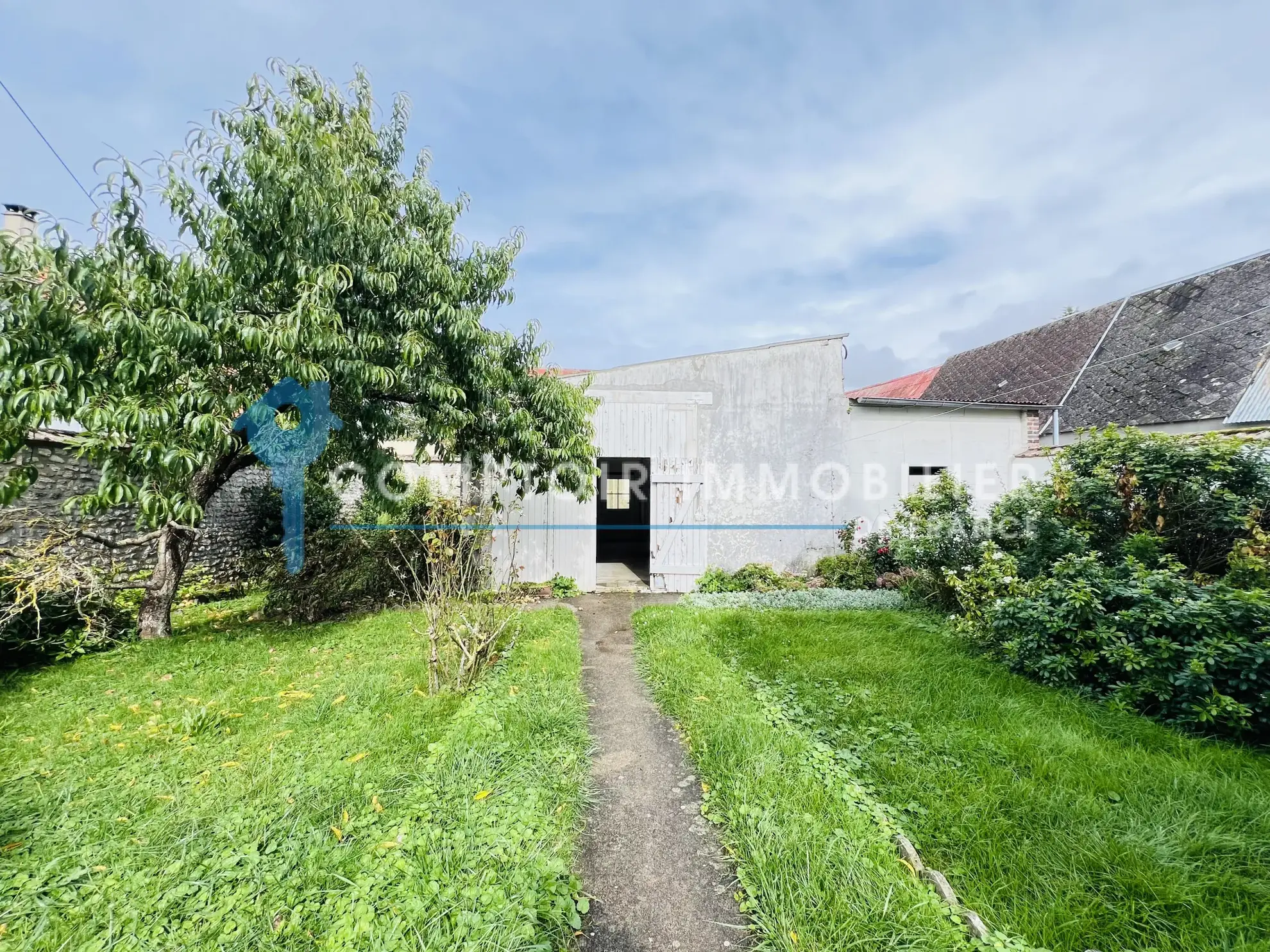 Maison en pierres avec dépendances et jardin à Auneau - 111 m² 