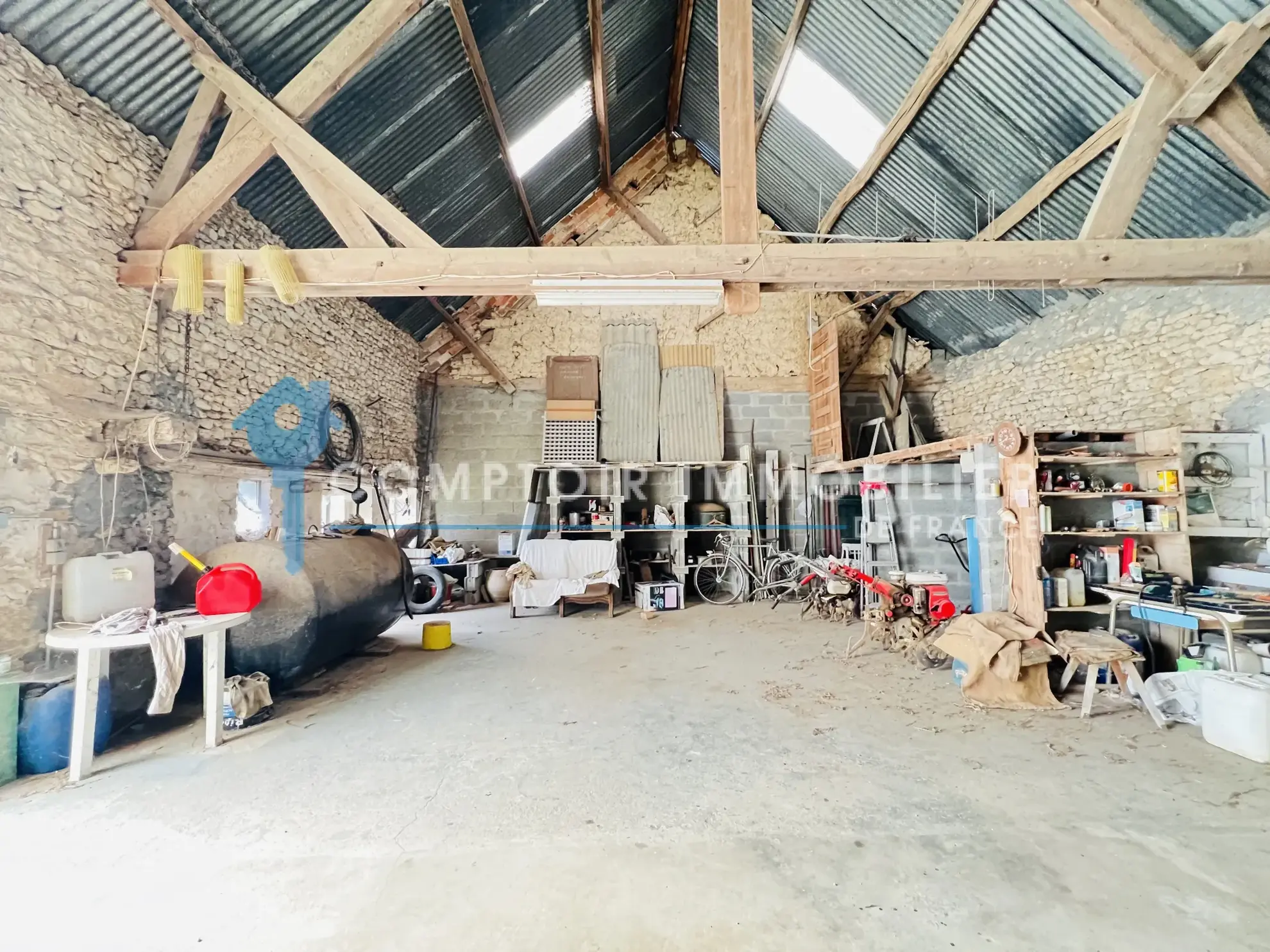 Maison en pierres avec dépendances et jardin à Auneau - 111 m² 