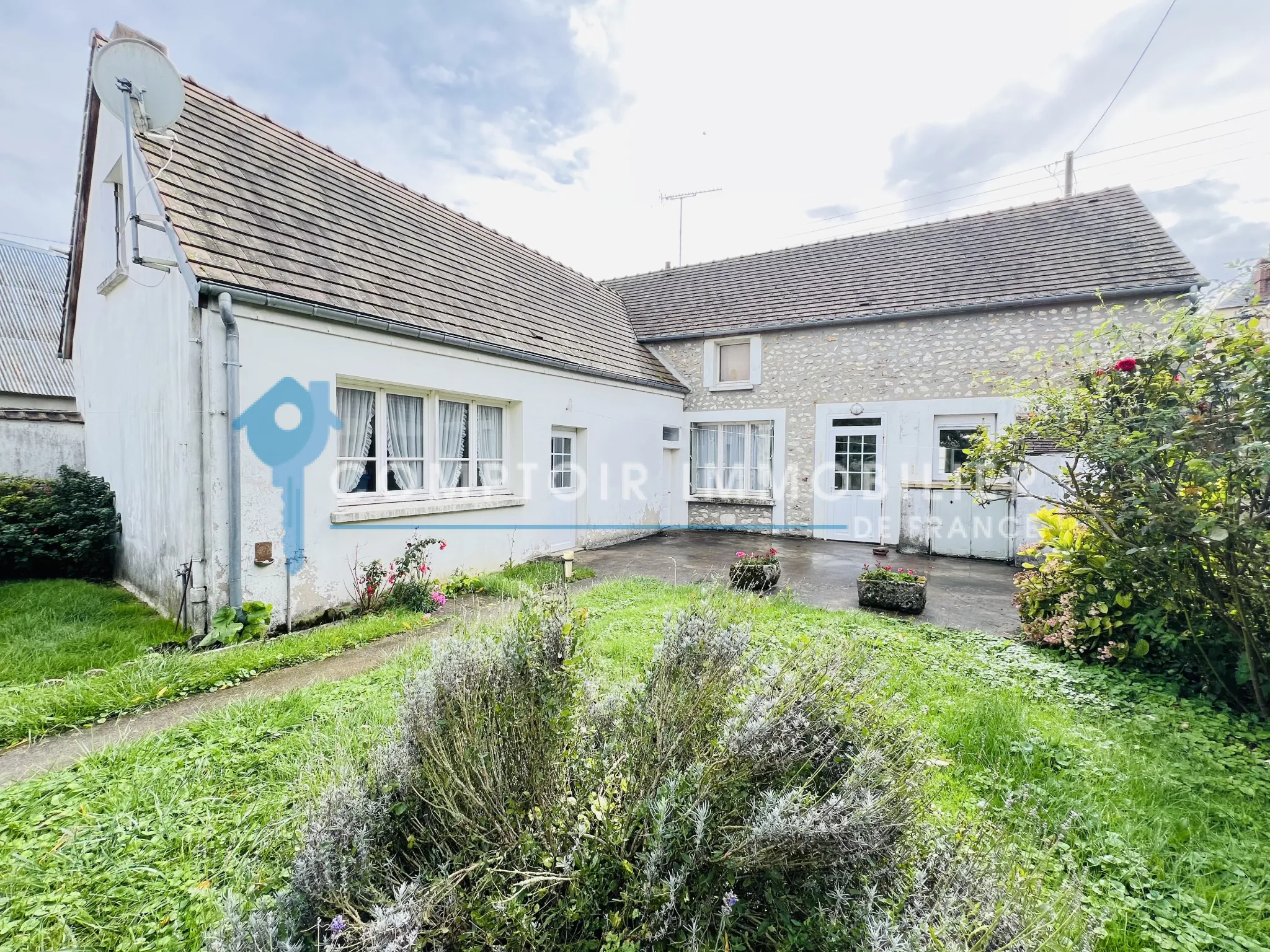 Maison en pierres avec dépendances et jardin à Auneau - 111 m² 
