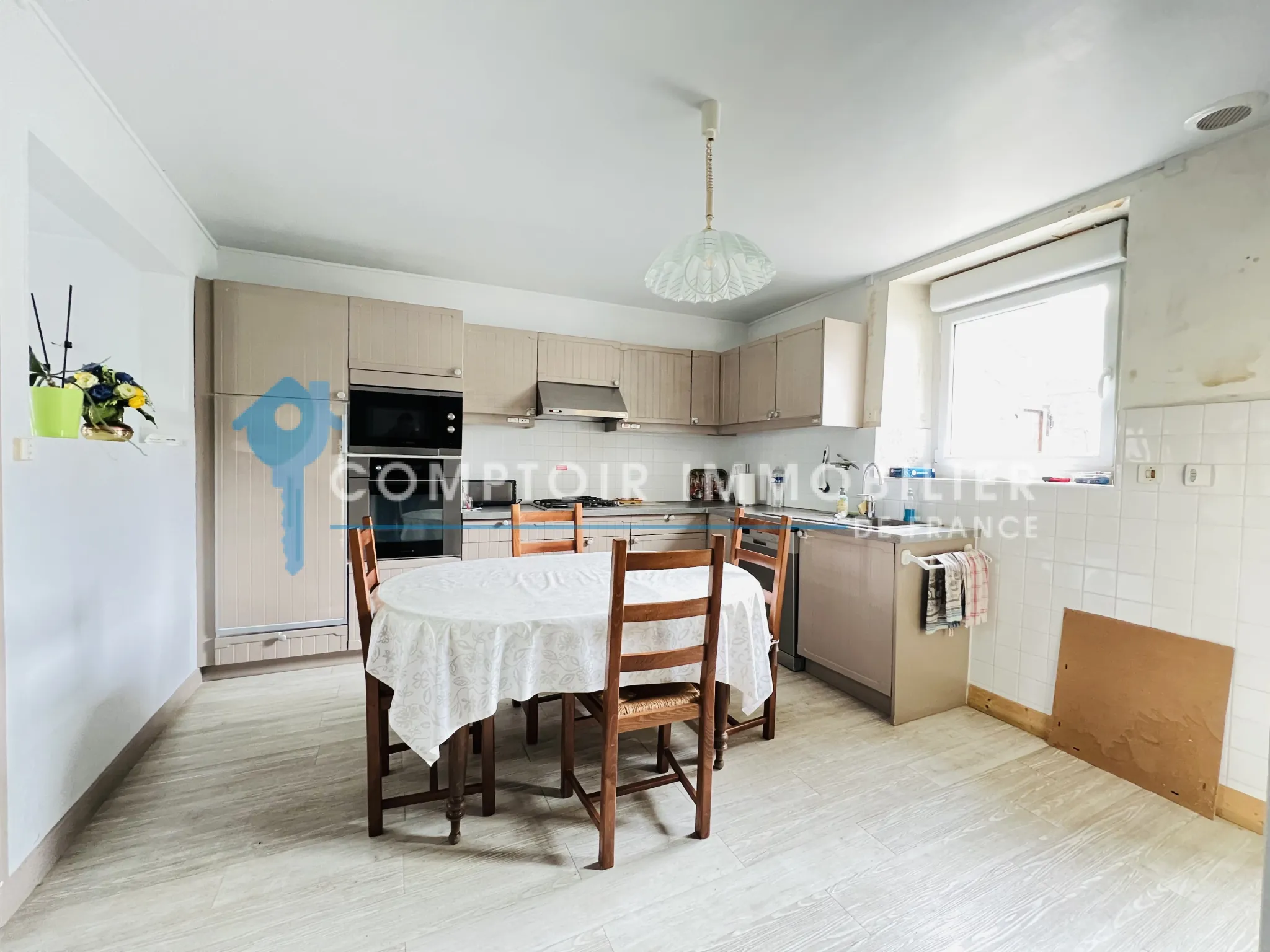 Maison en pierres avec dépendances et jardin à Auneau - 111 m² 