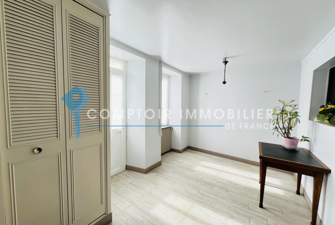 Maison en pierres avec dépendances et jardin à Auneau - 111 m² 