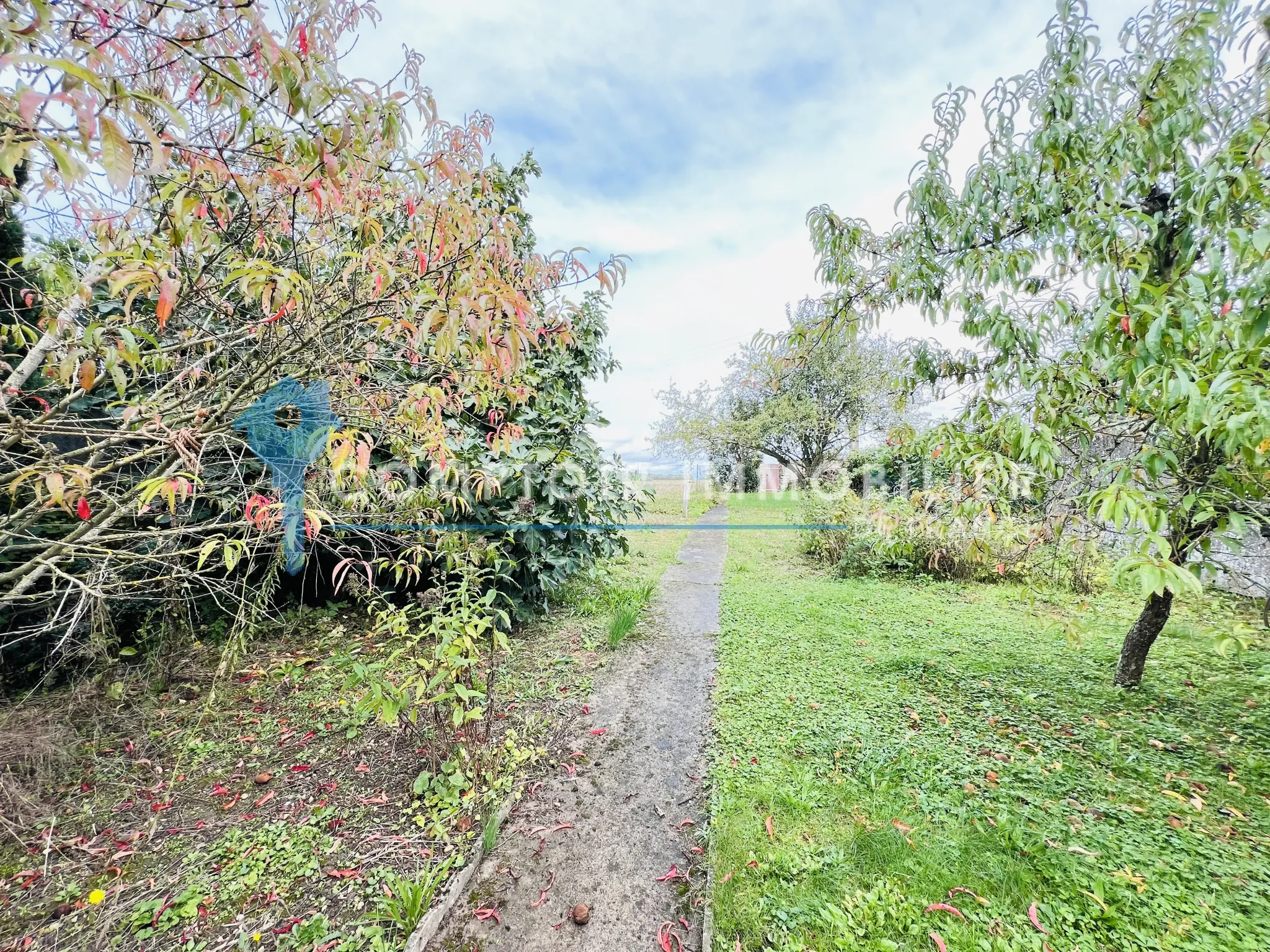 Maison en pierres avec dépendances et jardin à Auneau - 111 m² 