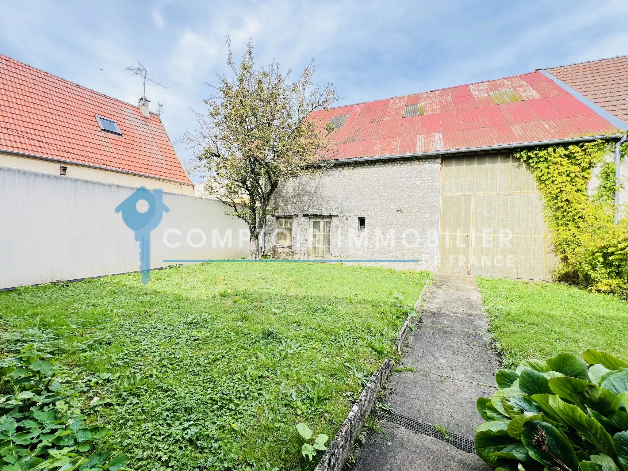 Maison en pierres avec dépendances et jardin à Auneau - 111 m² 