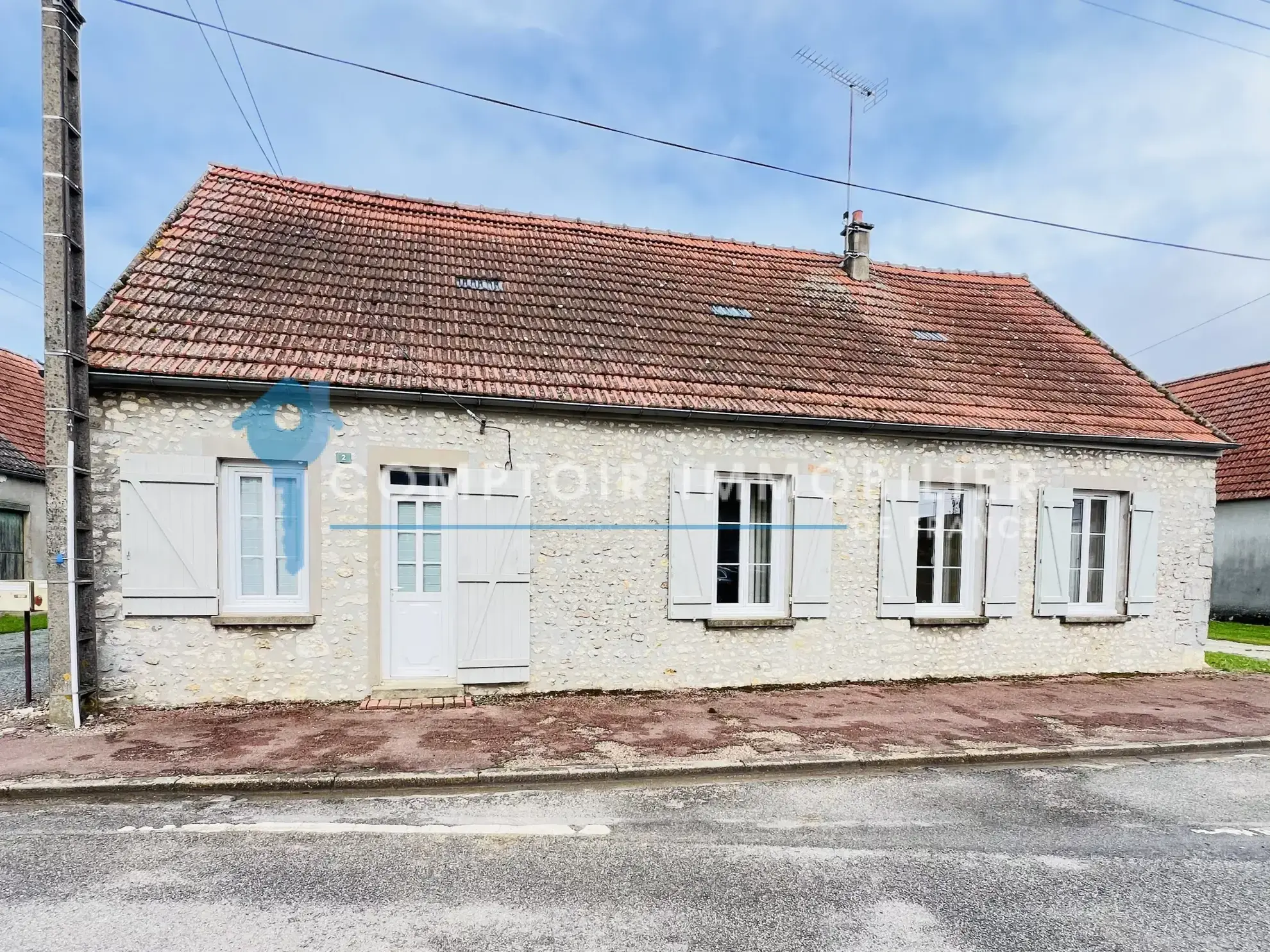 Maison en pierres avec dépendances et jardin à Auneau - 111 m² 