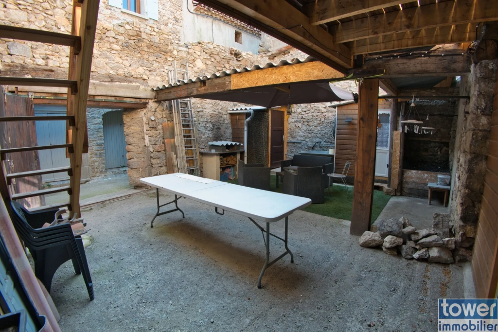 À vendre maison de village rénovée avec patio et jardin dans les Corbières