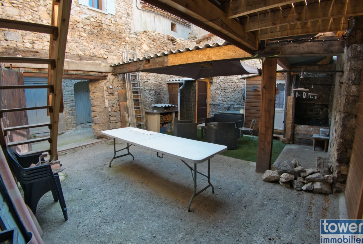 À vendre maison de village rénovée avec patio et jardin dans les Corbières 