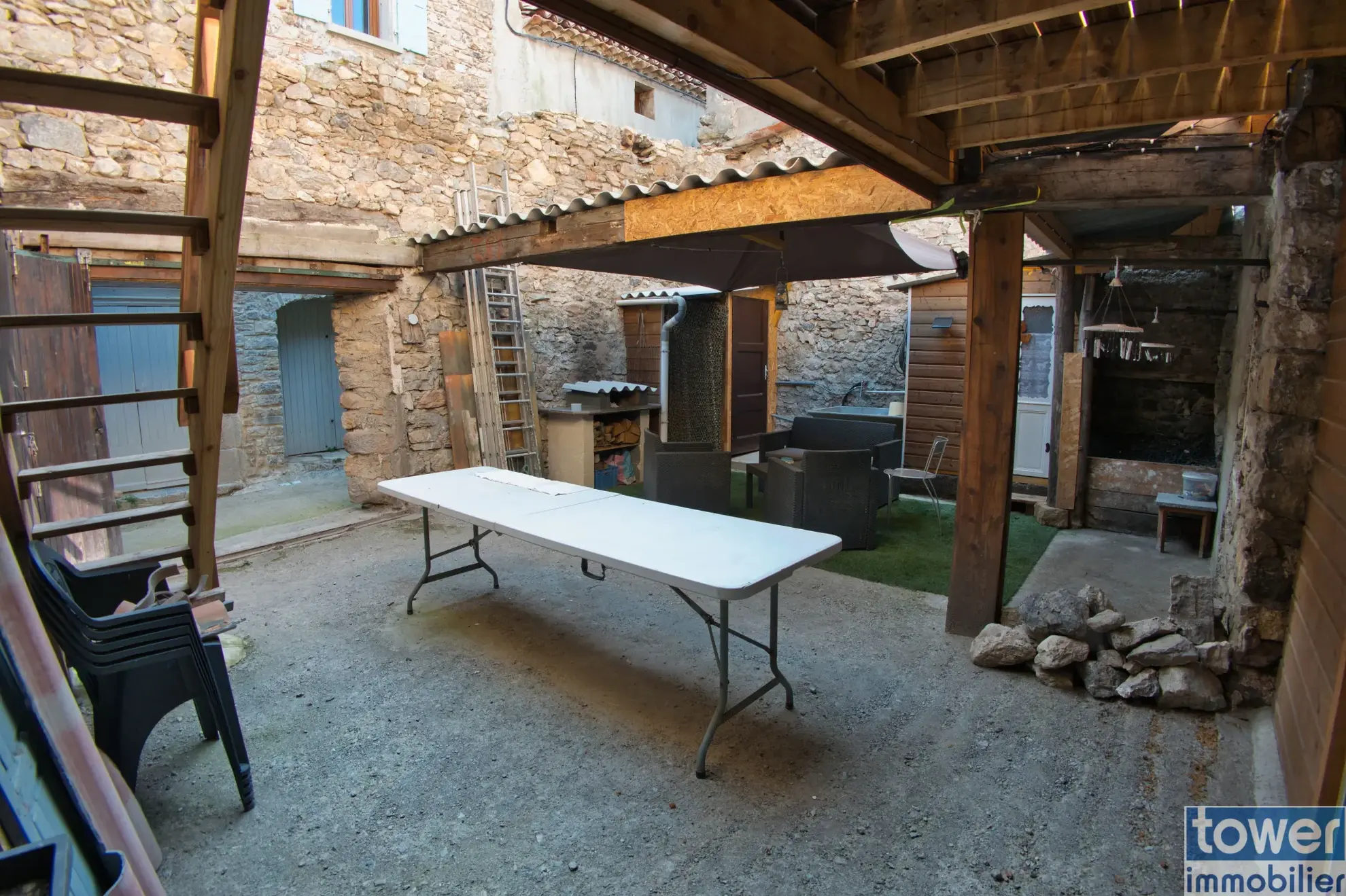 À vendre maison de village rénovée avec patio et jardin dans les Corbières 