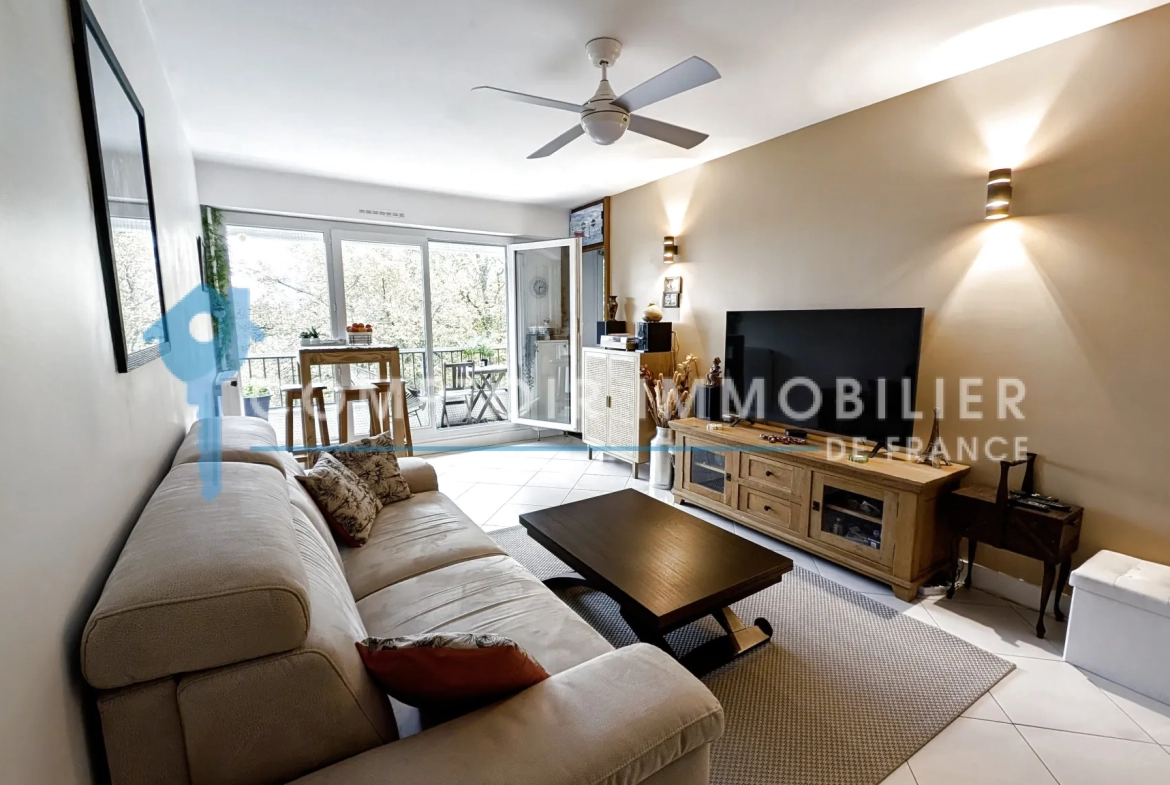 Appartement T2 à Brunoy avec vue sur parc et balcon, proche RER 