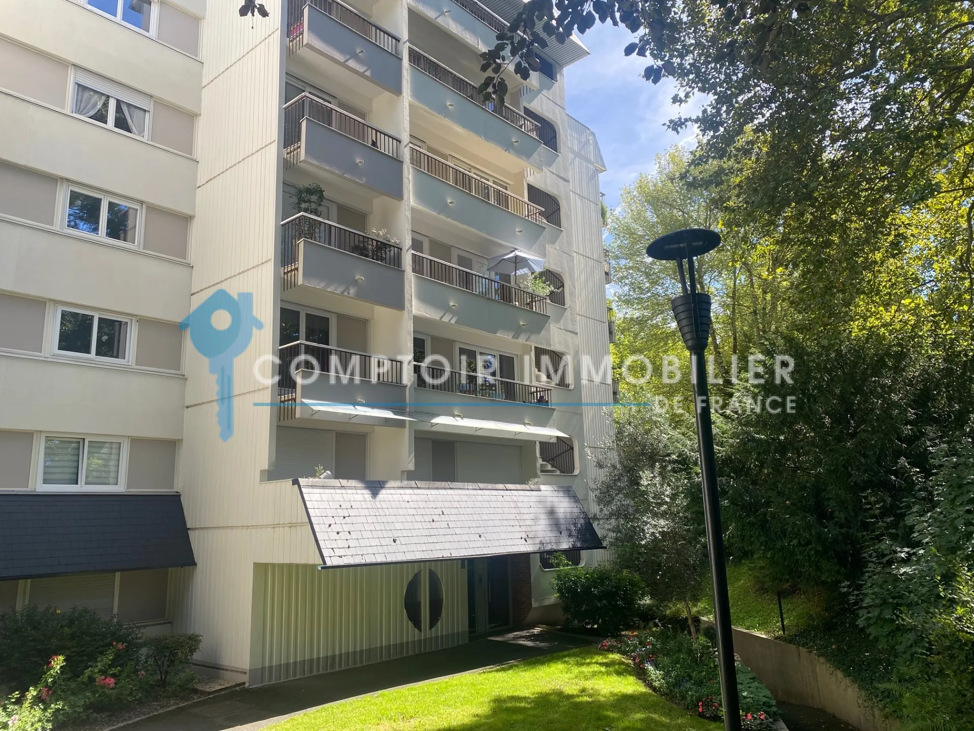 Appartement T2 à Brunoy avec vue sur parc et balcon, proche RER 