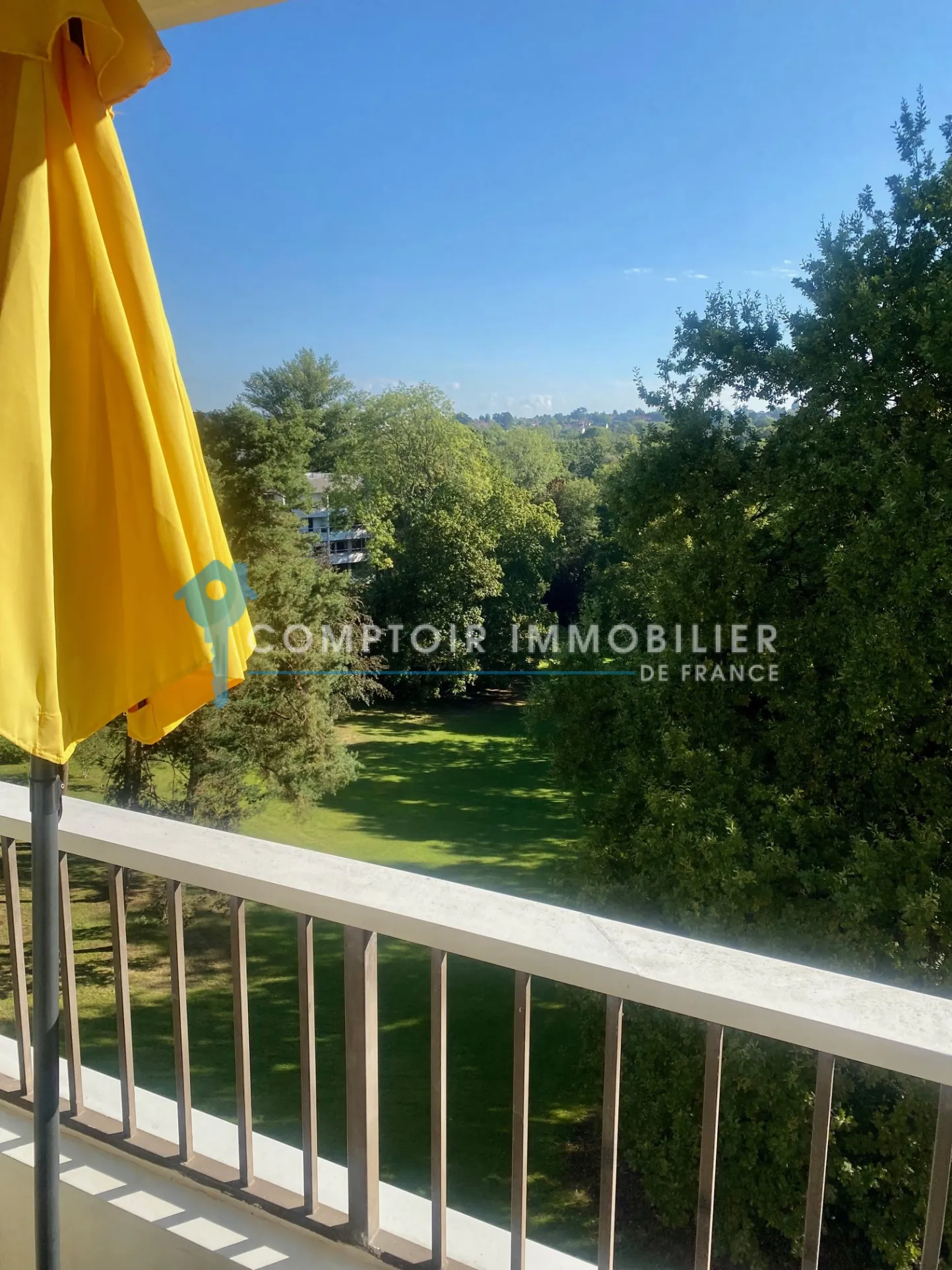 Appartement T2 à Brunoy avec vue sur parc et balcon, proche RER 