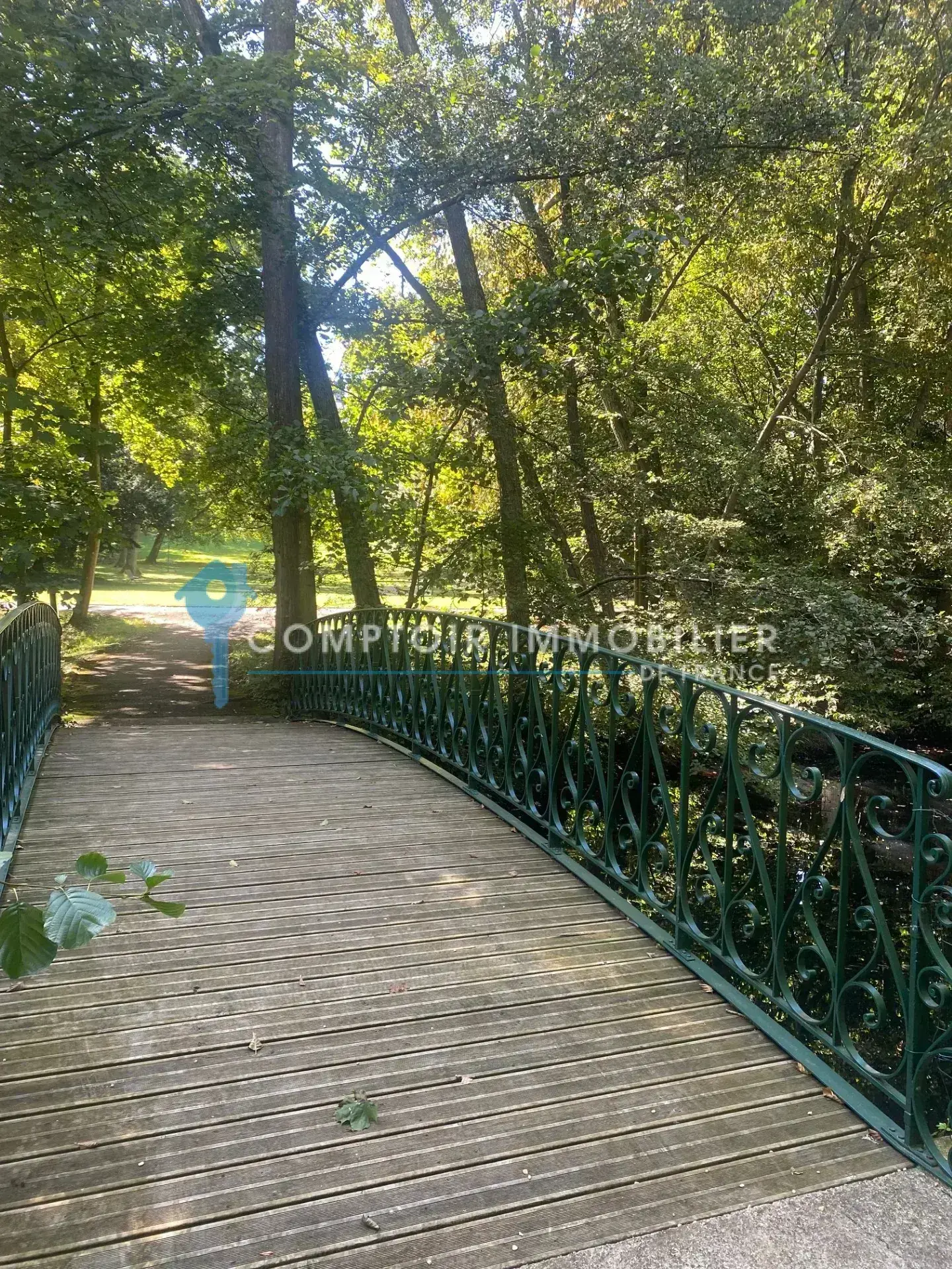Appartement T2 à Brunoy avec vue sur parc et balcon, proche RER 
