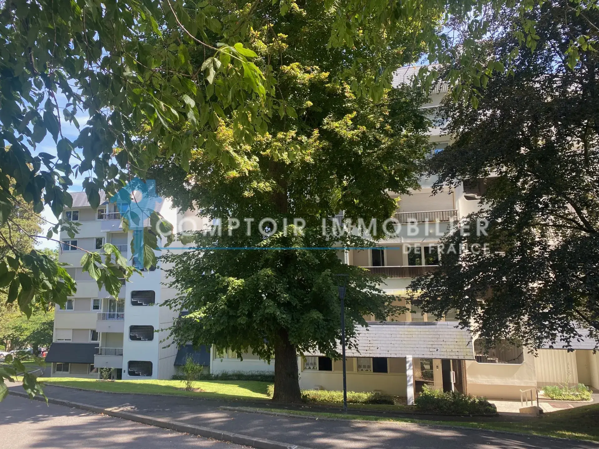 Appartement T2 à Brunoy avec vue sur parc et balcon, proche RER 