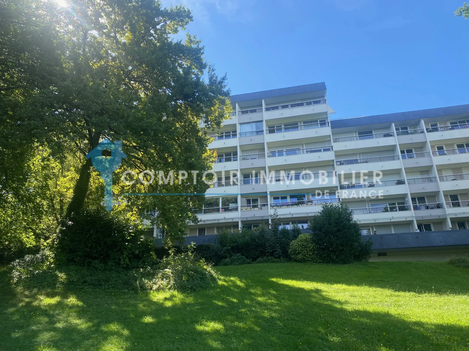 Appartement T2 à Brunoy avec vue sur parc et balcon, proche RER 