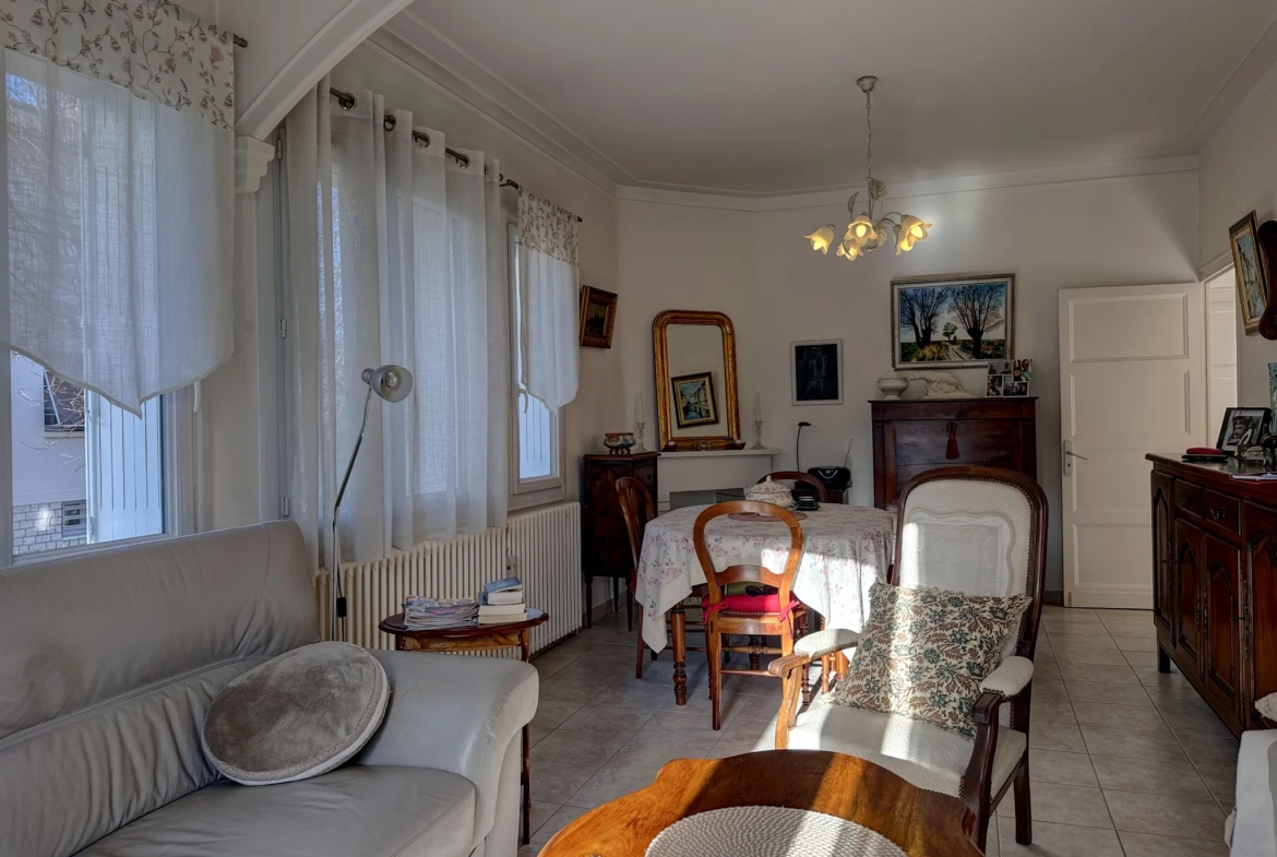 Villa rénovée avec jardin à Villeneuve-sur-Lot dans un quartier recherché 