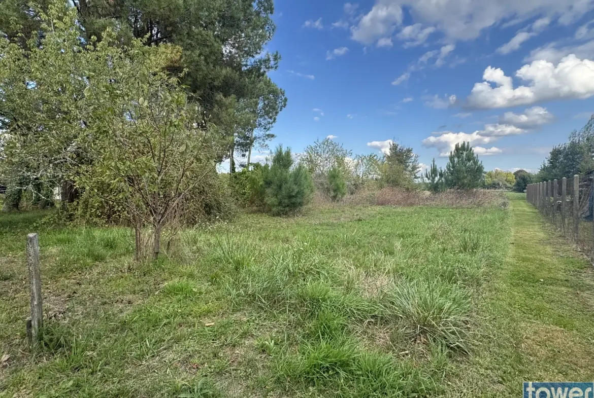 Terrain constructible de 2014 m2 à Bazas - Environnement calme et accessible 