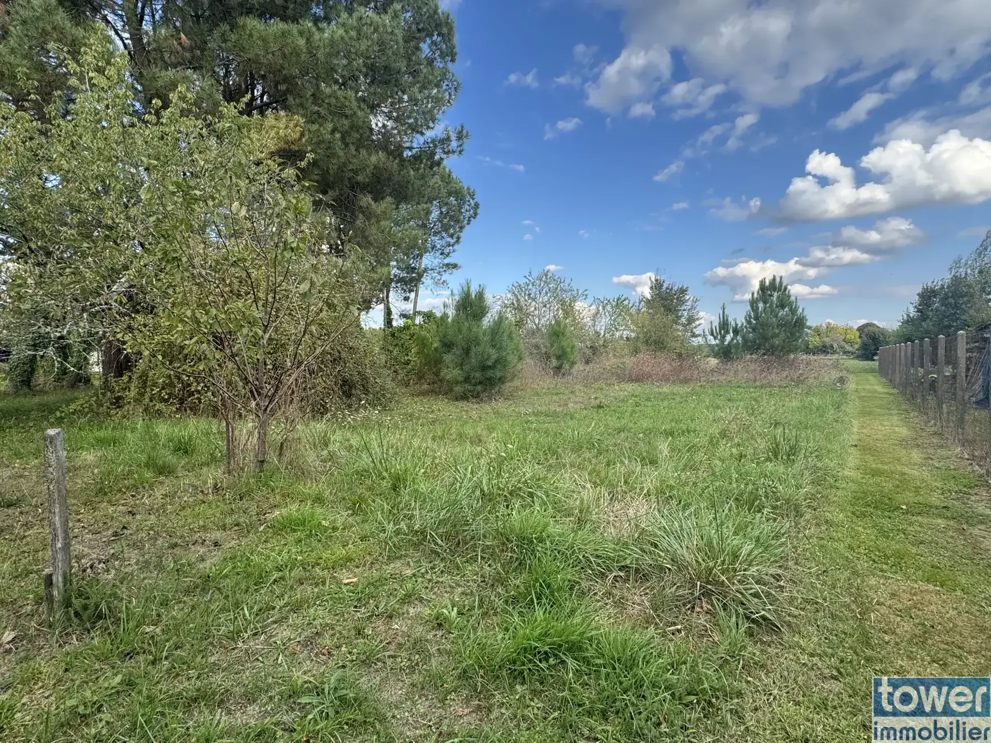 Terrain constructible de 2014 m2 à Bazas - Environnement calme et accessible 