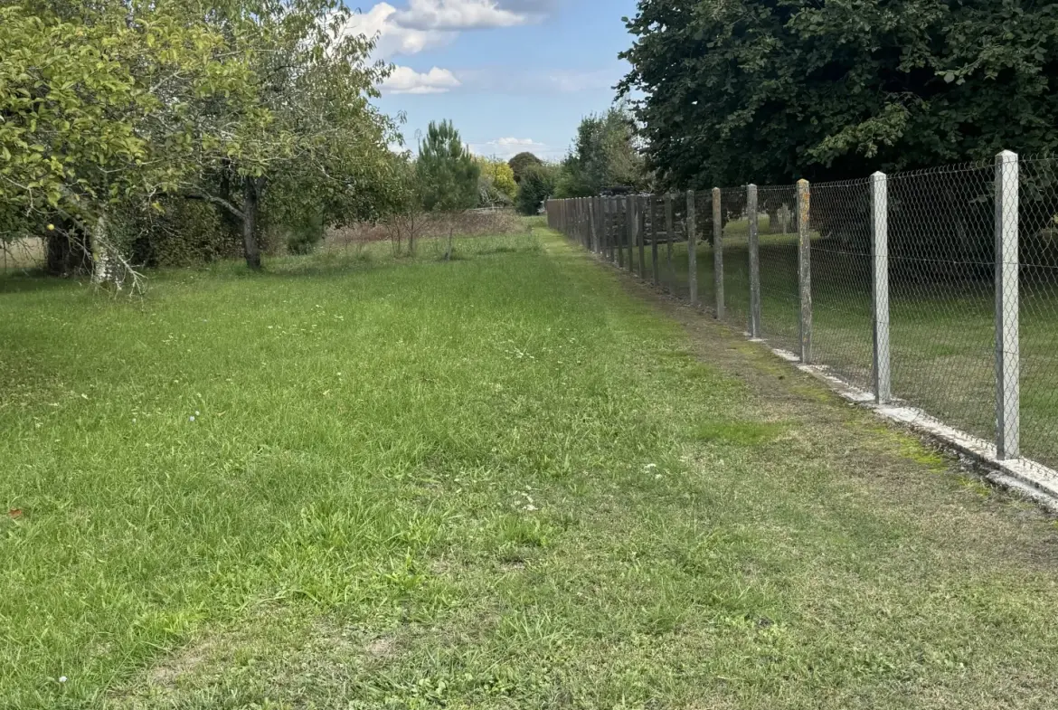 Terrain constructible de 2014 m2 à Bazas - Environnement calme et accessible 