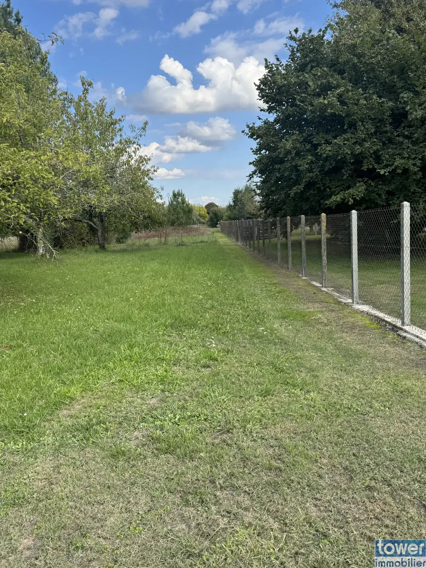 Terrain constructible de 2014 m2 à Bazas - Environnement calme et accessible 